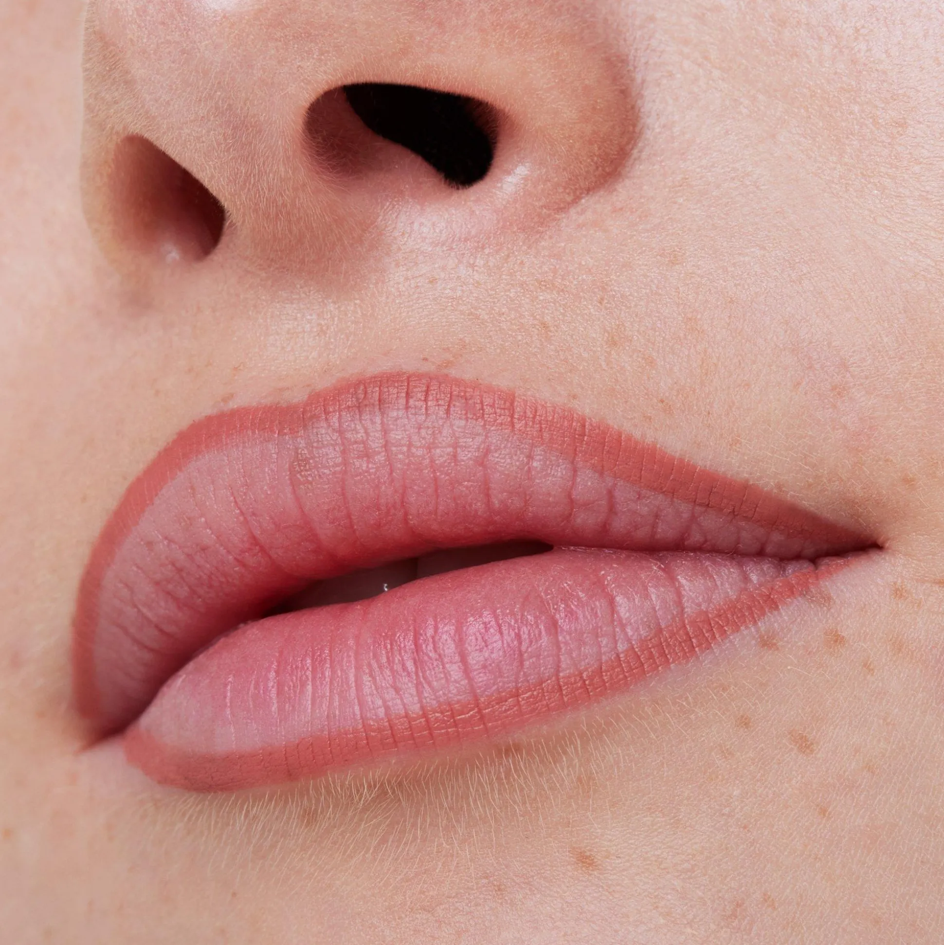 essence Lipliner>8h MATTE comfort lipliner 04 - Rosy Nude