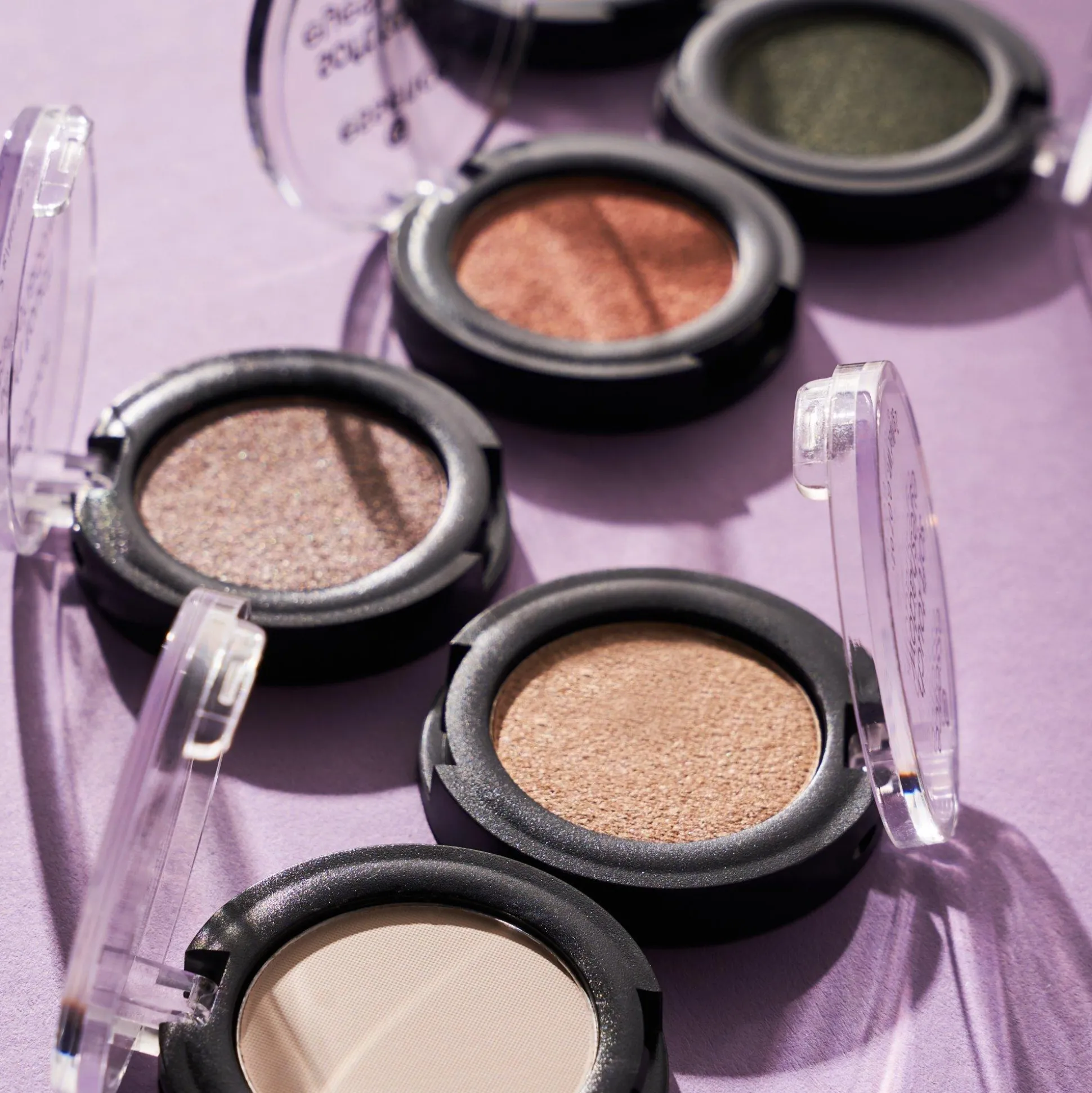 essence Lidschatten>soft touch eyeshadow 06 - Pitch Black